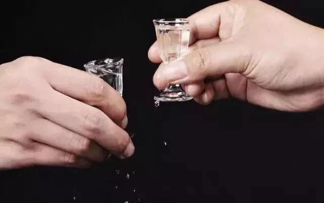 酒桌上，精彩對(duì)決！